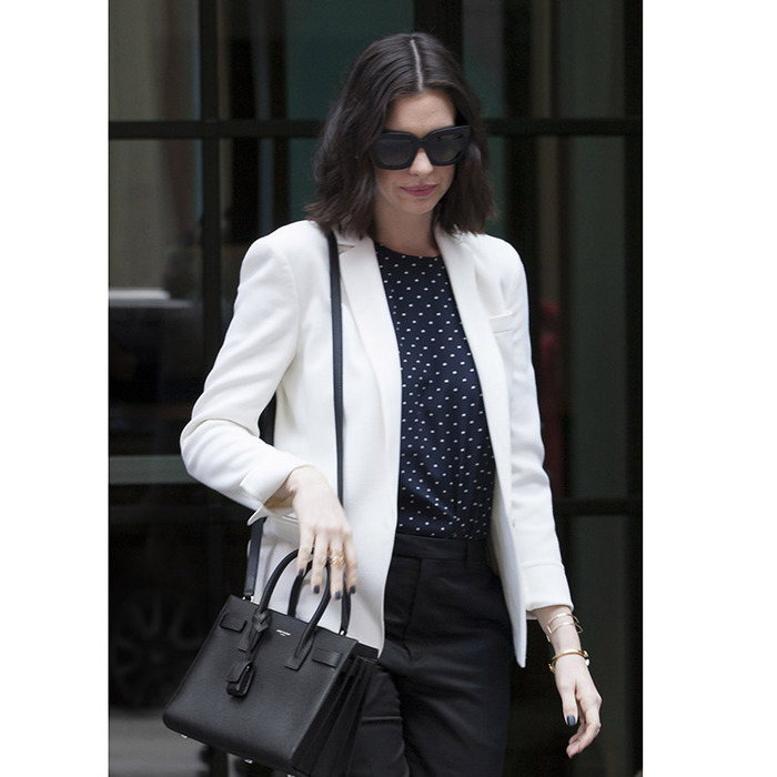 什麼包這麼厲害？讓美麗女上司安海瑟薇不惜撞包也要背！